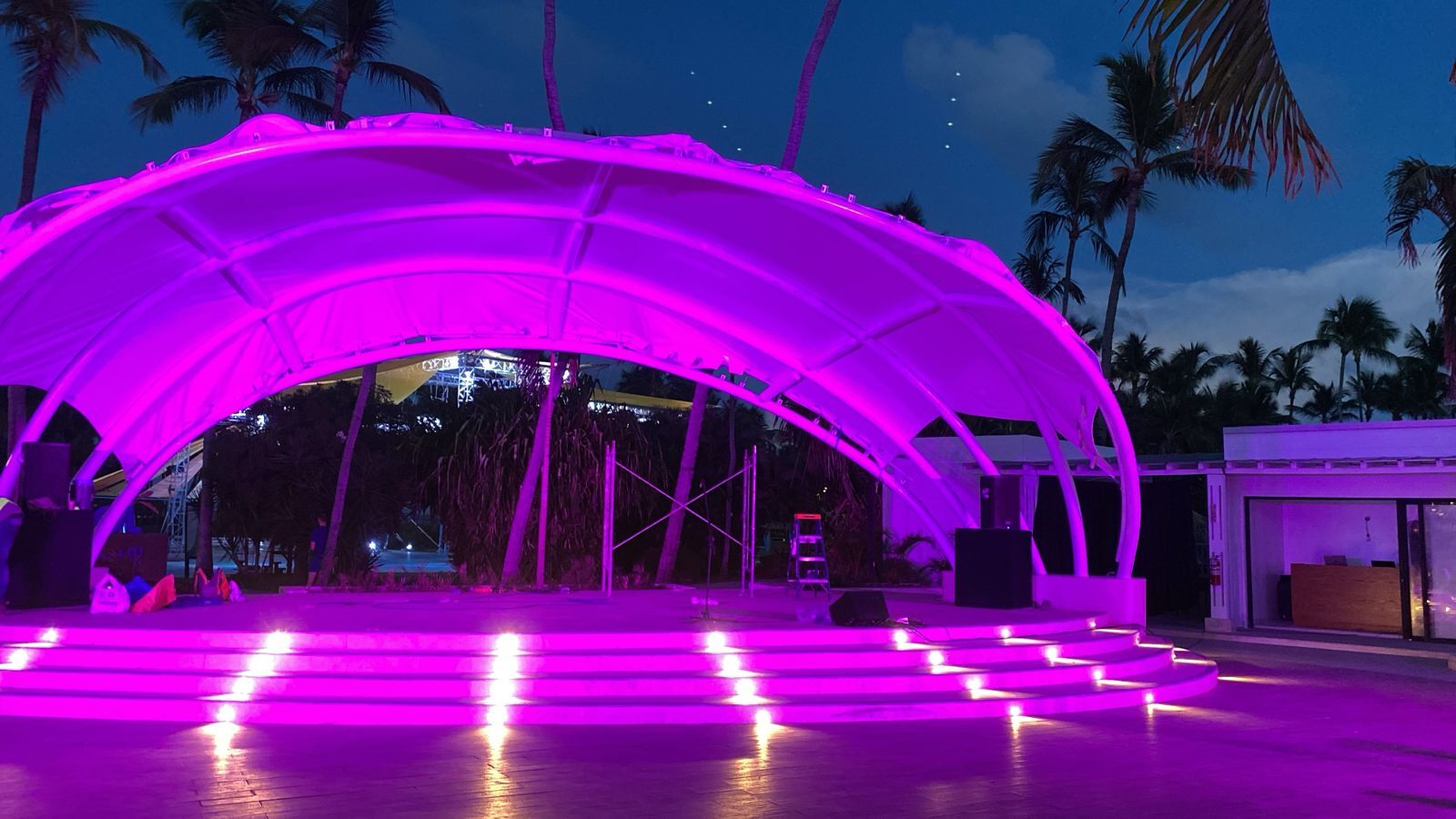 Escenario en arco iluminado de noche
