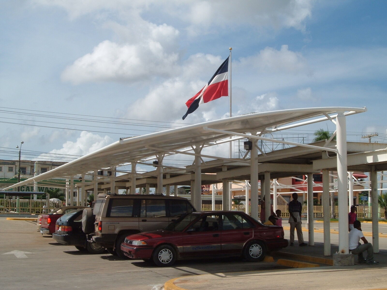 Parqueo con cubierta de vinil tensado y bandera dominicana