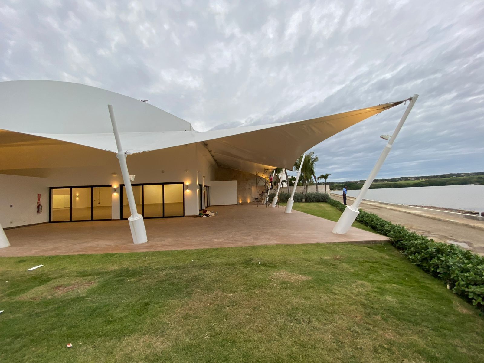 Terraza frente al mar con cubierta textil