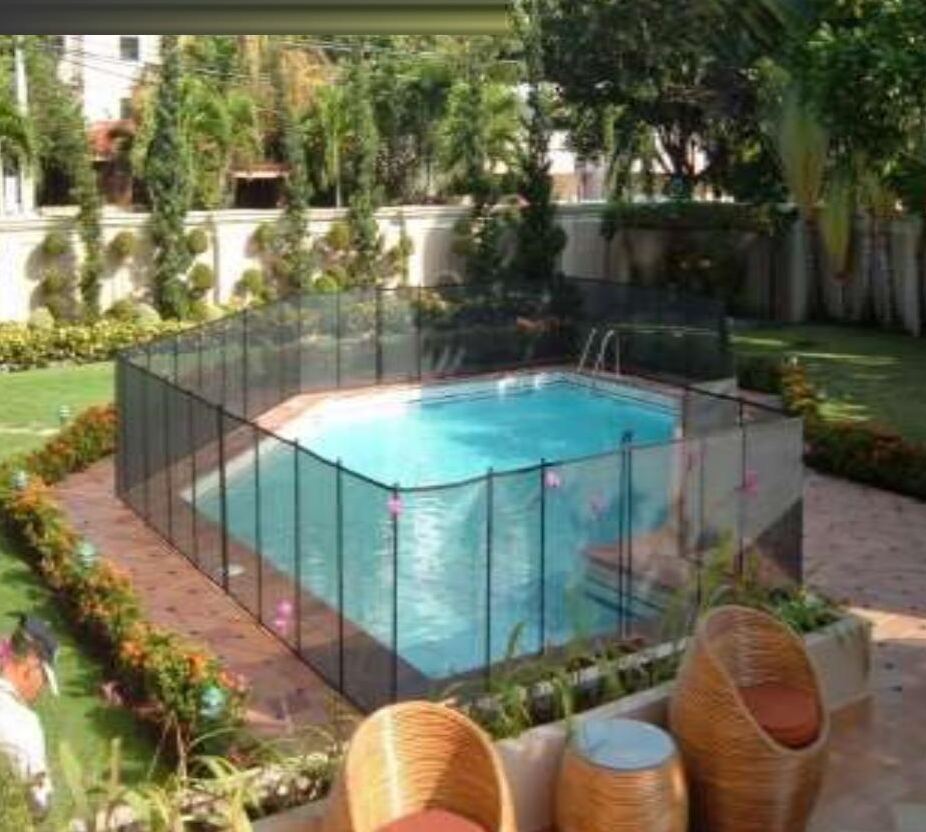 Verja de protección alrededor de piscina